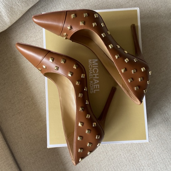 NWT Michael Kors Keke Toe Cap Pump, 7M, brown leather with gold pyramid studs. - Picture 5 of 13